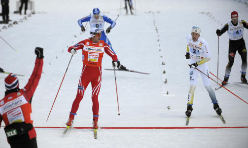 KOMMER ALDRI TIL � TAPE: Petter Northug mener han aldri kommer til � tape for svenske Marcus Hellner. Her avgj�r Northug stafetten under verdenscup�pningen i G�llivare mot nettopp Hellner.Foto: Anders Wiklund, Scanpix