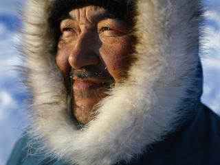 HAR M�RK HUD I M�RKT LAND: Inuittene f�r s� mye D-vitamin gjennom den fiskerike kosten, at mangelen p� sol ikke utgj�r noen fare for helseskade for dem. Folkeslaget har alts� m�rk hud til tross for at de bor i lite solrike omr�der. Foto: AP/Kevin Frayer