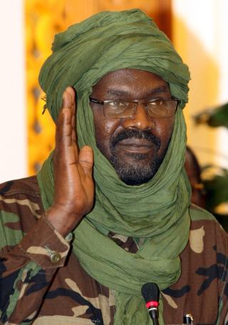 M�RK HUDFARGE EVOLUSJON�R FORDEL: Menneskene ved ekvator har naturlig beskyttelse fra den sterke sola. Dette er den sudanesiske oppr�rslederen Khalil Ibrahim.  Eliten i landet har imidlertid i st�rre grad lysere hud. Det kommer av at arabere som kom fra mindre solrike omr�der lenger nord �kte innflytelsen sin i Sudan fra 1200-tallet og fram til i dag. Foto: EPA/STR