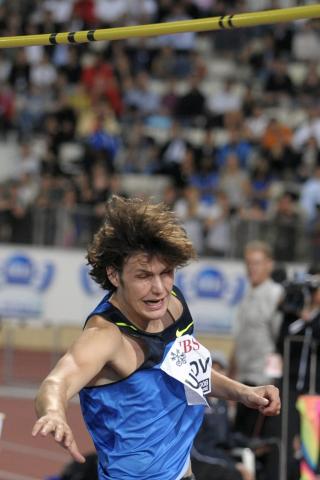 ET STYKKE UNNA: Her g�r Ukhov under lista i fylla i Lausanne. N� er han verdens beste. Foto: AP /Keystone, Laurent Gillieron