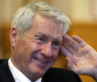 EN FORDEL: - For meg er utsettelsen en fordel, sier Thorbj�rn Jagland, som er offisiell norsk kandidat til generalsekret�rjobben i Europar�det. Foto: Knut Falch / SCANPIX
