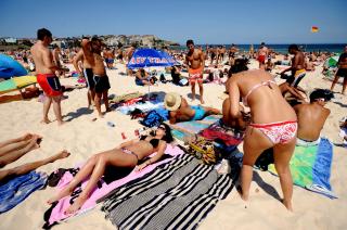 BONDI BEACH I SYDNEY: Den hvite befolkningen i Australia kom til landet for rundt 300 �r siden. Det er ingen evolusjon�r fordel � v�re hvit i dette solrike landet. Sjansen for hudkreft er mye st�rre blant hvite enn blant den opprinnelige befolkningen. Foto: EPA/TRACEY NEARMY