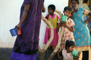 FIKK M�RKERE HUD: Folk som n� bor i s�rlige deler av India og Sri Lanka har m�rk hud. Deres forfedre bodde lenger nord. N�r de migrerte s�rover fikk de �kt pigmentering og m�rkere hud. Det er antakelig flere folkeslag som har g�tt fra � v�re m�rke i huden til � bli lysere, for s� � bli m�rkere igjen. Disse tamilene bor i flyktningeleiren Vavuniya, nord p� Sri Lanka. Foto: REUTERS/Nir Elias