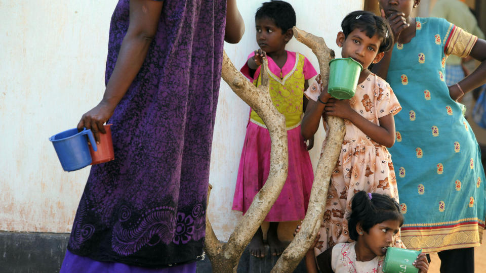 FLYKNINGER DREPT: Tamilske flyktninger i en leir nord i Sri Lanka. Minst 5.000 mennesker var mandag p� vei ut av den vesle krigssonen etter at regjeringsstyrkene klarte � forsere en jordvoll som LTTE-geriljaen har bygget for � holde soldatene ute, if�lge en milit�r talsmann.   REUTERS/Nir Elias (SRI LANKA)