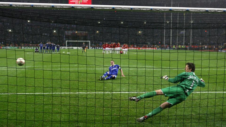 FATAL MISS: John Terry misser p� straffe i Champions League-finalen mot Manchester United i Moskva. Foto: Sergei Ilnitsky / EPA.