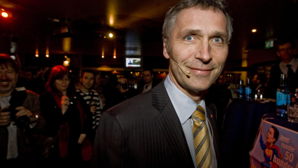 HILSER SIN KOLLEGA: Statsminister Jens Stoltenberg �nsker justisminister Knut Storberget god bedring.
Foto: Cornelius Poppe / SCANPIX