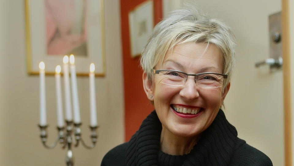 SOGN OG FJORDANE: Forfatter Erna Osland er opptatt av barnas bibliotek. Hun mener at det viktigste man kan l�re et barn er � lese. Foto: ODDMUND LUNDE