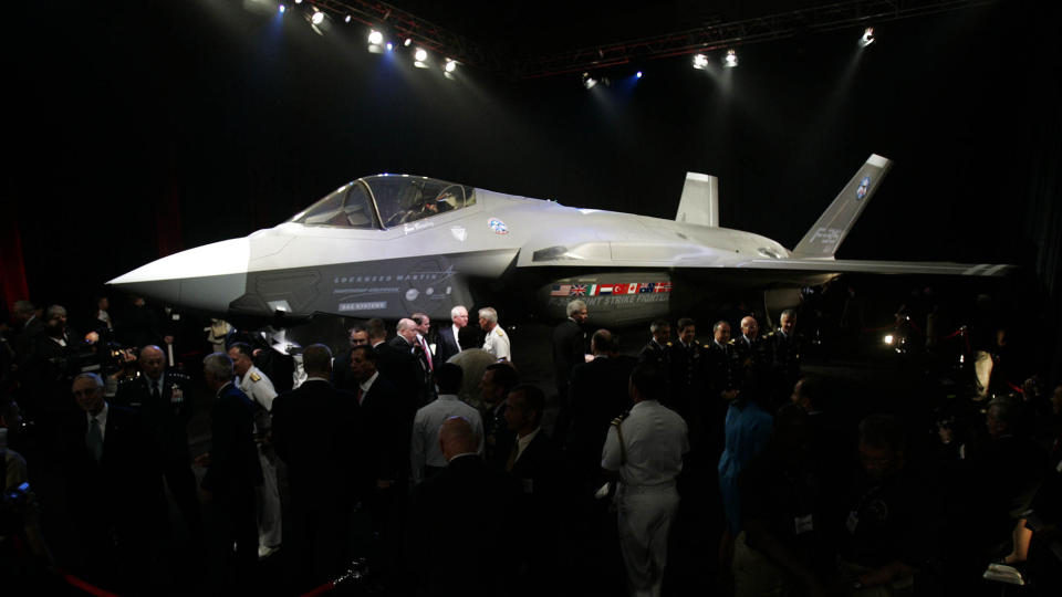 FLYKRISE: Partiene p� Stortinget er bekymret over situasjonen for jagerflyprosjektet Joint Strike Fighter, som Norge er partner i. Foto: AP/LM Otero/SCANPIX