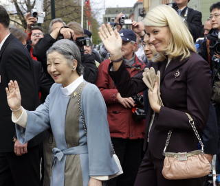 HAR SAMME HUDFARGE: Norges kronprinsesse Mette-Marit og Japans keiserinne Michiko.  Japanere og europeere har omtrent samme lyssensitivitet p� huden. Imidlertid oppfatter vi gjerne at europeere er lysere enn japenere. I lyssensitiv forstand stemmer ikke det. Foto: REUTERS/Wolfgang Rattay