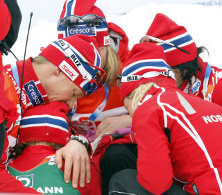 F�R TR�ST AV HELE LAGET: Marthe Kristoffersen og resten av de norske jentene, pluss landslagstrener Egil Kristiansen, var raske med tr�sten etter at Marthe Kristoffersen mistet medaljene p� oppl�pet.
Foto: Lise �serud / SCANPIX