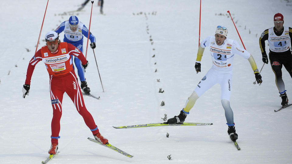 - IKKE SL�TT P� FORH�ND: Marcus Hellner, her mens han taper spurten i G�llivare i november, bryr seg ikke om Petter Northugs utpsyking f�r stafetten i morgen.
Foto: Anders Wiklund / SCANPIX