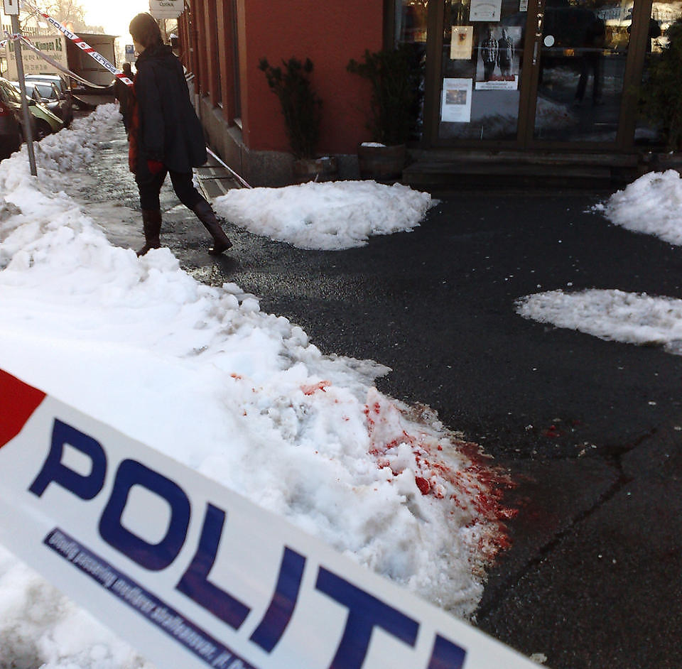 SATT P� STOL: Mannen som ble truffet, satt p� en stol i Parkveien. Foto: �ISTEIN NORUM MONSEN