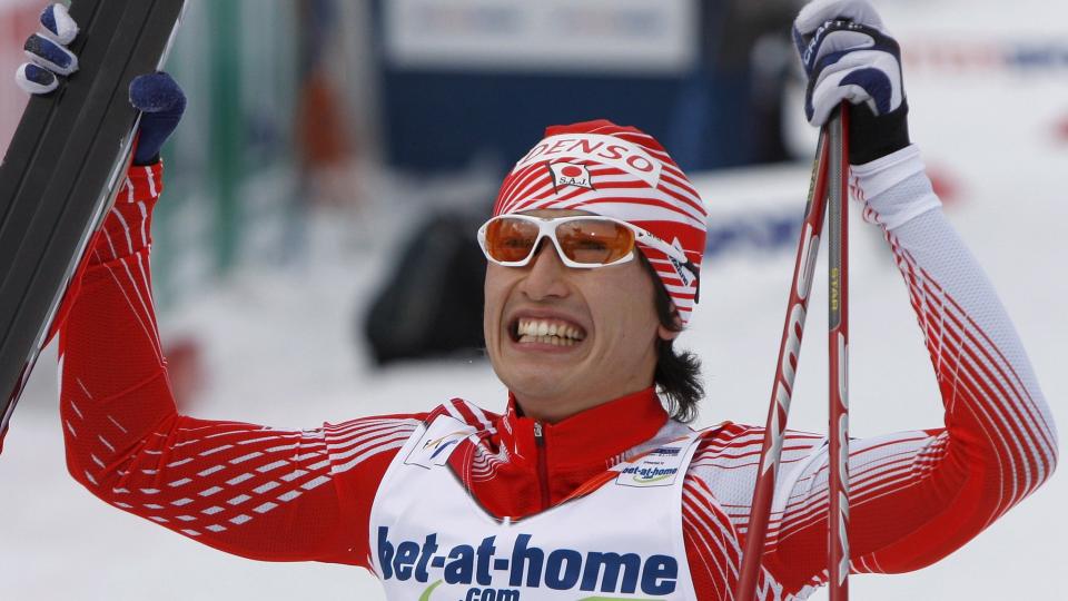 - JEG HADDE VELDIG GODE SKI: Norihito Kobayashi visste hvem han skulle takke etter det overraskende gullet til Japan p� lagkonkurransen i kombinert. Foto: EPA/VALDRIN XHEMAJ