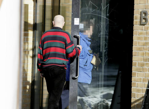 MELDTE SEG: Den 48 �r gamle mannen som er siktet sammen med blant andre Christer Tromsdal i den store bedragerisaken, ankom i dag �kokrim etter � ha v�rt p� frifot siden razziaene startet p� tirsdag. Her f�r den siktede (t.h.) lov til � hente lunsj, s�vidt Dagbladet.no forstod. Foto: BJ�RN LANGSEM