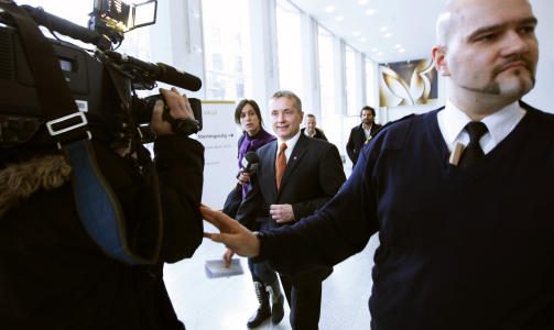 OSLO 20090220: Justisminister Knut Storberget forlater pressekonferansen i Oslo fredag der han opplyste at han skrinlegger forslaget om � tillate politifolk � bruke hijab i tjenesten.
Foto: Erlend Aas / SCANPIX