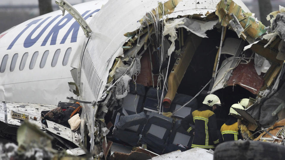 - ET MIRAKEL: De fleste ombord p� flight  TK 1951 overlevde, trolig fordi det ikke br�t ut brann i flyet. Foto:  AP Photo / Peter de Jong/SCANPIX