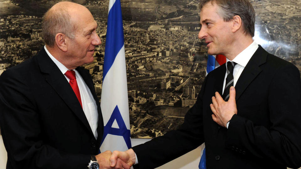 FRAM MED LANKEN: Israels statsminister Ehud Olmert hilser p� utenriksminister Jonas Gahr St�re i Tel Aviv torsdag. St�re er p� rundreise i Midt�sten f�r neste ukes giverlandskonferanse for palestinerne i Sharm el-Sheik i Egypt. Foto: REUTERS/Avi Ohayon/SCANPIX