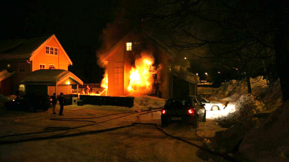 HOPPET: Ni personer ble kj�rt til sykehus etter at det br�t ut brann i et bolighus p� Heimdal i Trondheim. Foto: TOR AAGE HANSEN