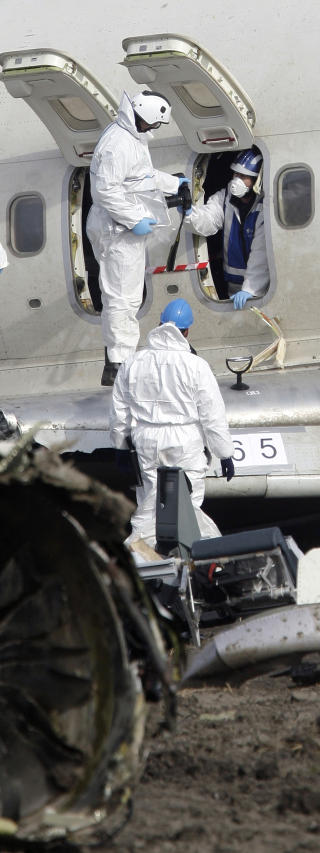 FEM TYRKERE, FIRE AMERIKANERE: Totalt ni personer omkom. Tre av dem jobbet for Boeing. (AP Photo/ Bas Czerwinski)