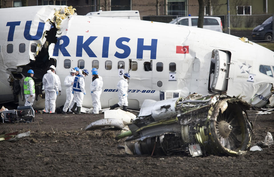 UKJENT �RSAK: �stedsgranskere arbeider p� spreng for � finne �rsaken til at flyet fra Turkish Airlines krasjlandet utenfor Amsterdam flyplass Schiphol p� onsdag. Foto: SCANPIX/ANP PHOTO ADE JOHNSON