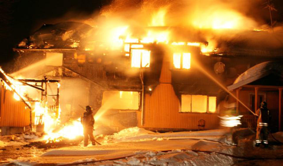 BRENNER NED: �n person fikk lettere skader da en g�rdsbygning p� R�yken ble overtent i morges. Foto: JOHNNY OLSEN