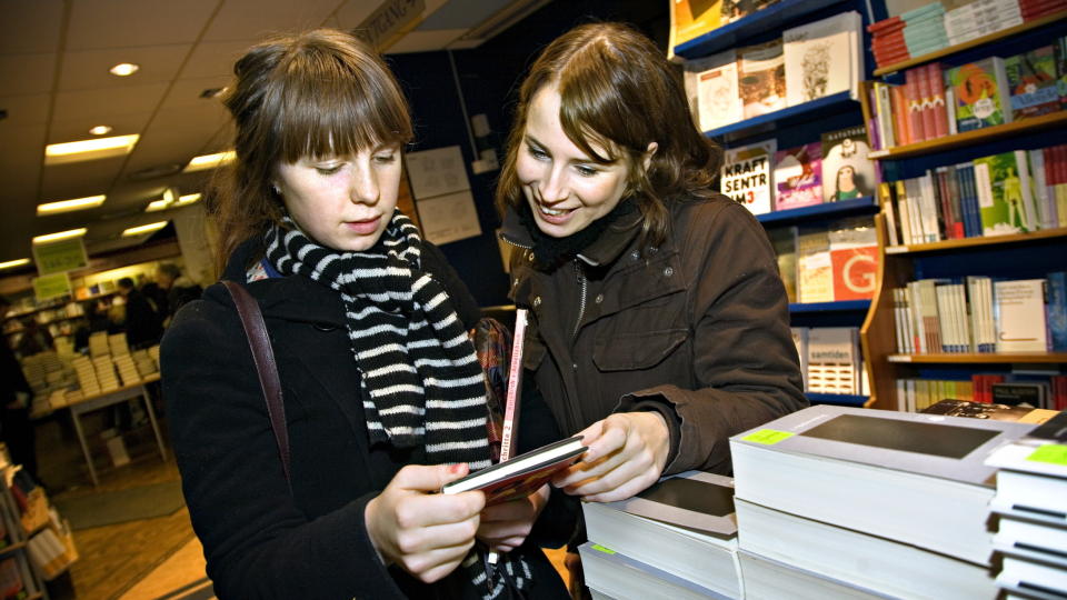 DET STORE BOKSALGET: Therese Hoen og Anne Cath Brekke handlet b�ker p� Mammutsalget i 2007. Mandag braker det l�s igjen. Foto: ANDERS GR�NNEBERG