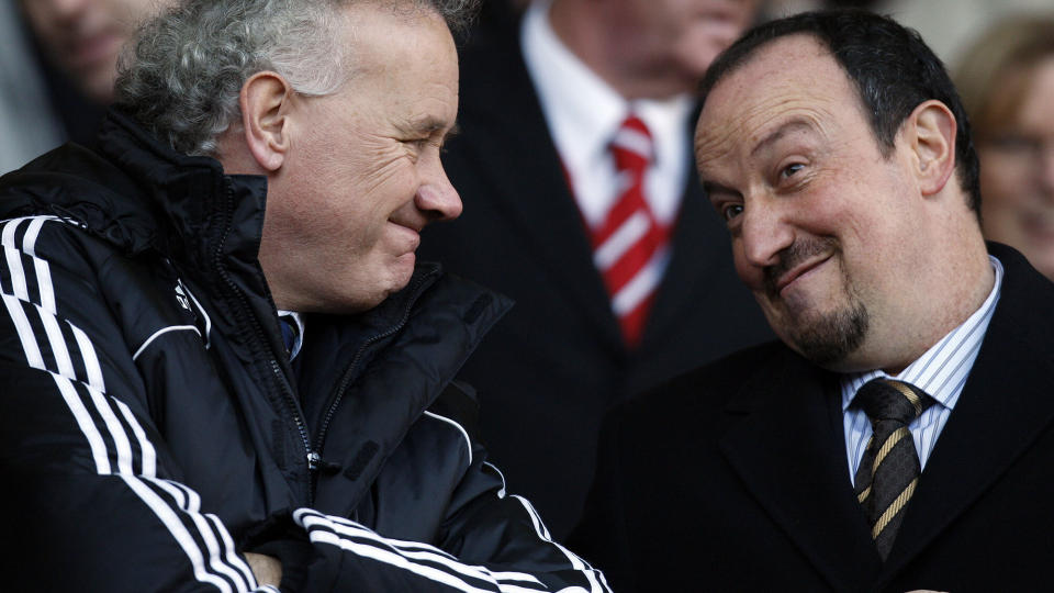 UT MED DEG: Liverpool-direkt�r Rick Parry (t.v.) forlater klubben til sommeren, skriver The Times. Parry har kjempet en intern maktkamp mot manager Rafa Ben�tez. Det er fortsatt usikkerhet om framtida til spanjolen. Foto: Paul Ellis, AFP/Scanpix