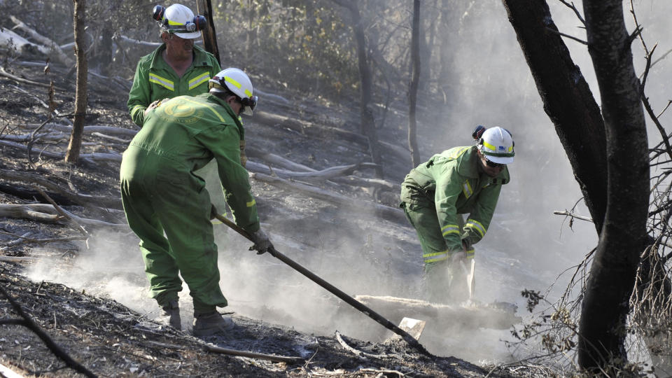 P�G�R FREMDELES: Her drives etterslukning i Lysterfield State Park. N� frykter myndighetene at skogbrannene som har herjet Australia vil blusse opp i full styrke p� grunn av sterk vind og varme. Foto: AFP/Paul CROCK/SCANPIX