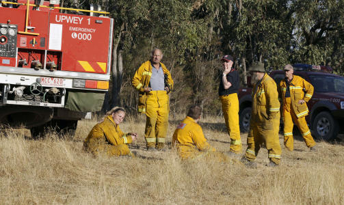 HVILER UT: Brannmannskaper hviler ut, men er p� h�yberedskap for � g� i gang med nye kamper mot flammene. Foto: AFP/Paul CROCK/SCANPIX