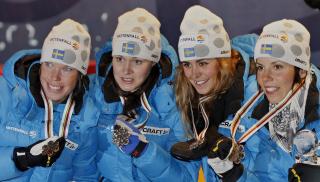 BLE OGS� SYKE: Men Britta Norgren og Anna Haag (i midten) ble friske nok til � ta VM-medalje for Sverige i stafetten.  Foto: SCANPIX/EPA/VALDRIN XHEMAJ