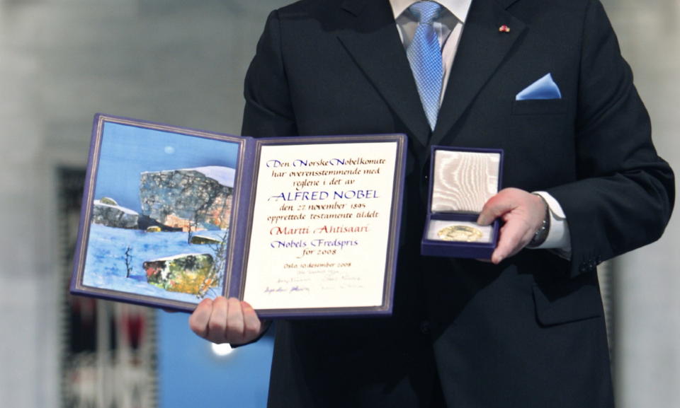 MANGE KANDIDATER: Den eller de som skal st� i r�dhussalen og motta fredsprisen skal n� plukkes ut blant 205 kandidater. Dette er fjor�rets vinner, Martti Ahtisaari.
Foto: Bj�rn Sigurds�n / SCANPIX