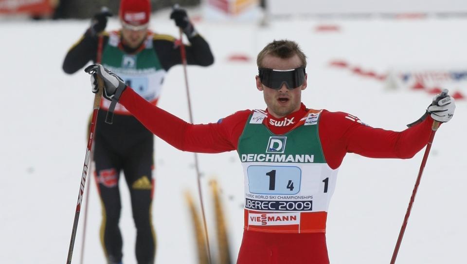 KNUSTE TEICHMANN: Petter Northug banket Tysklands Axel Teichmann p� oppl�pet og sikret Norge gull p� 4 x 10 km stafett. Foto: Lise �serud, Scanpix