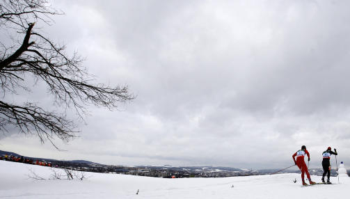 LOT TEICHMANN GJ�RE JOBBEN: Petter Northug kj�rte seg raskt inn i ryggen p� Axel Teichmann. Der ble han helt inn i den siste bakken mot m�l.Foto: AP Photo/Petr David Josek