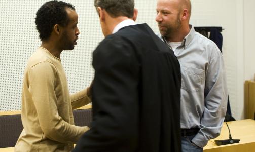 SKV�RET OPP I RETTEN: Ambulansesj�f�r Erik Schjenken og Ali Farah.
Foto: Heiko Junge/SCANPIX