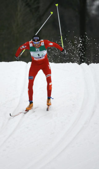 I INGENMANNSLAND: Odd-Bj�rn Hjelmeset gjorde et �rlig fors�k p� � hente inn forspranget til Tyskland og Finland, men sleit med d�rlig glid, og ga Tore Ruud Hofstad et litt vanskelig utgangspunkt.   Foto: SCANPIX/REUTERS/Petr Josek
