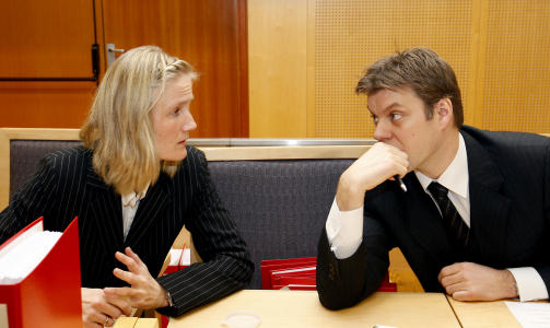 - ALVORLIG SIKTELSE: Totalt seks menn er s� langt siktet i den sv�rt omfattende bedragerisaken. F�rstestatsadvokat Geir Kavlie og politiadvokat Hulda Karlsdottir var aktorat under fengslingsm�tet i Oslo tingrett i dag.