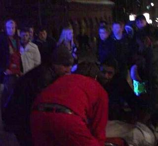 HJALP TIL: Forbipasserende tok h�nd om de skadde p� Karl Johan sammen med ambulansepersonell.  Foto: MAGNUS N. ISAKSEN