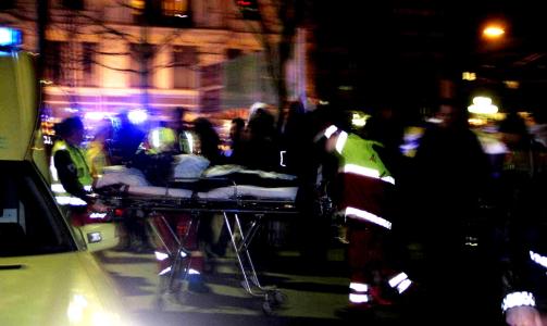 DRAMA P� KARL JOHAN I NATT: Forbipasserende tok h�nd om de skadde p� Karl Johan etter at skuddene falt ved 03.20-tiden. Ambulanser og helsepersonell kom noen minutter seinere. Foto: ROGERIO SNARLI