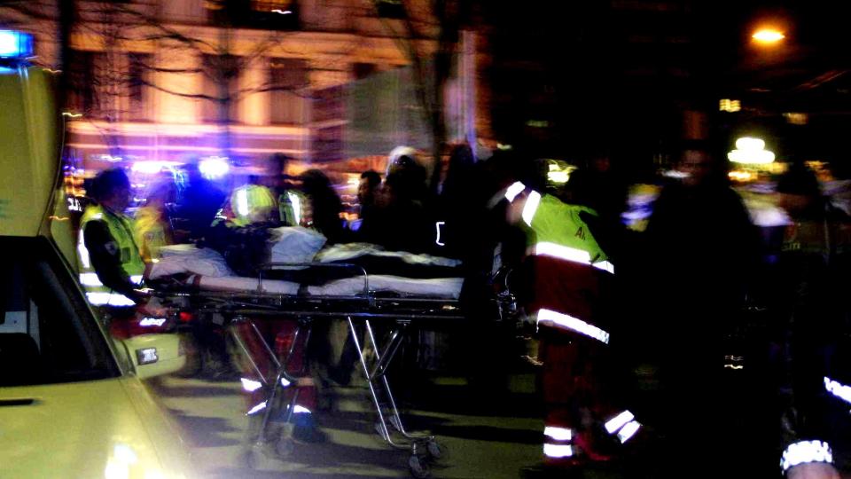 FIRE SKADD: En perosn opereres i morges etter skuddskadene han fikk utenfor utestedene R� og Sir Winston i Karl Johan i natt. Foto: ROGERIO SNARLI