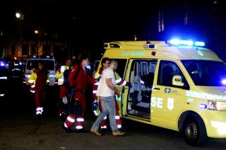 FEM SKADDE: Det br�t ut kaos i Karl Johans gate da en mann l�snet minst tre skudd mot personer i folkemengden utenfor utestedene R� og Sir Winston.
Foto: ROGERIO SNARLI