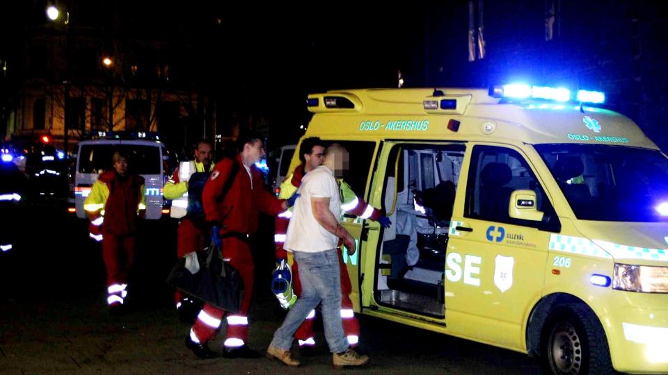 FIRE SKADDE: Det br�t ut kaos i Karl Johans gate da en mann l�snet minst tre skudd mot personer i folkemengden utenfor utestedet Sir Winston. Foto: ROGERIO SNARLI