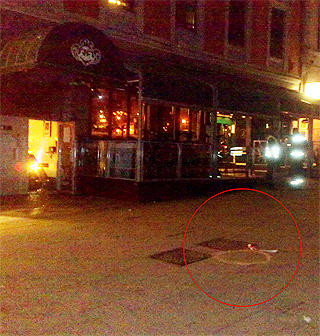 HYLSER: Minst to hylser l� p� gata etter at en mann skj�t minst tre ganger mot mennesker i bunnen av Karl Johans gate i Oslo sentrum i natt. Foto: Eiliv Frich Flydal/Dagbladet.no