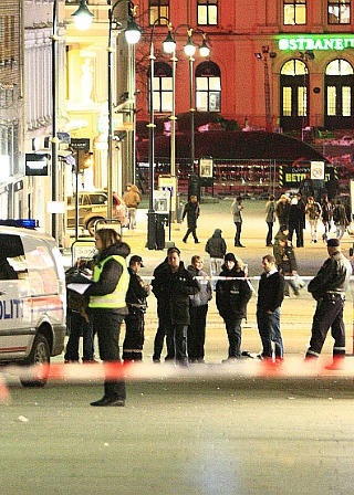 SPERRET: Politiet sperret natt til l�rdag av Karl Johans gate for � gjennomf�re tekniske unders�kelser. Foto: Svein Gustav Wilhelmsen