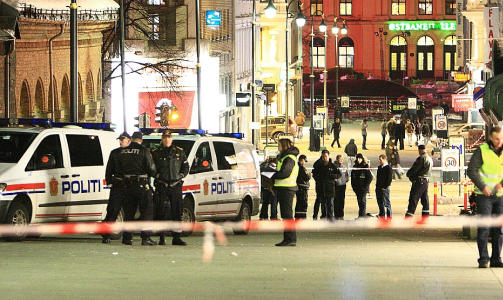 SPERRET: Politiet sperret i natt av Karl Johans gate for � gjennomf�re tekniske unders�kelser. Foto: Svein Gustav Wilhelmsen
