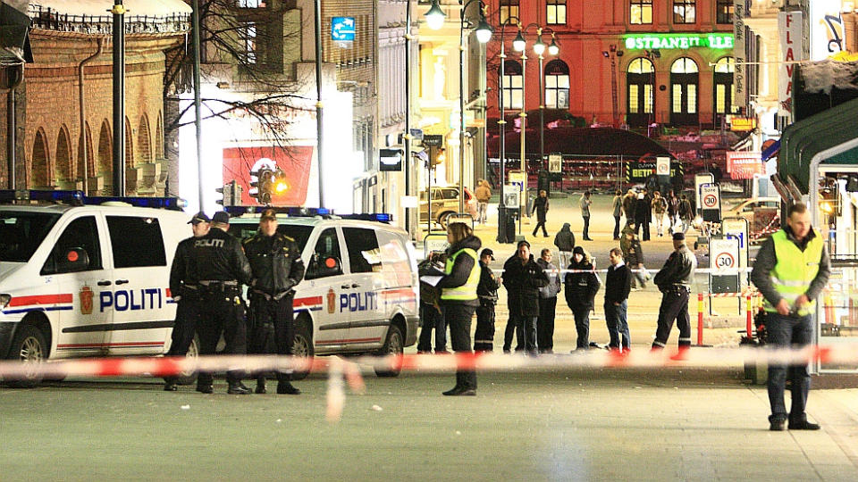 SPERRET: Politiet sperret i natt av Karl Johans gate for � gjennomf�re tekniske unders�kelser. Foto: Svein Gustav Wilhelmsen