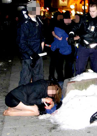 TOK H�ND OM KVINNE: Dagbladet.no har v�rt i kontakt med en forbipasserende som hjalp den skadde jenta f�r ambulansen kom.