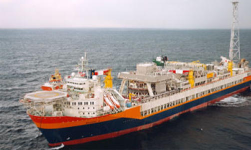 BRANN: 48 personer m�tte i livb�tene p� grunn av branntill�p p� �sgard A i morges. Foto: Statoil