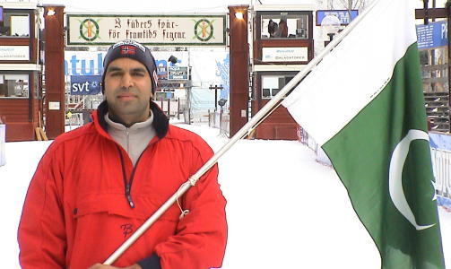 GJENNOM PERLEPORTEN: M�lportalen i Mora er et kj�rkomment syn for alle deltagere i Vasaloppet. Arshen Khan har krysset m�llinjen sju ganger med flagget til topps.Foto: Privat