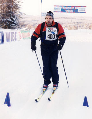 DEN SPEDE BEGYNNELSE: Arshed Khan debuterte i Vasaloppet i 2001. Etter eget utsagn valgte han den gang � kle p� seg mest mulig for � stenge kulda ute, noe han dro mye l�rdom av. Foto: Privat