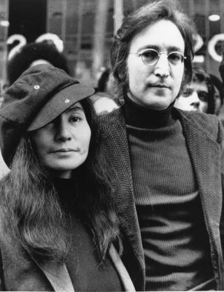 INN I VARMEN: John Lennon, her med kona Yoko Ono i 1972, var kjent for sine anti-religi�se holdninger. Men n� skal en britisk kirke spille l�ta hans. Foto: SCANPIX /AP